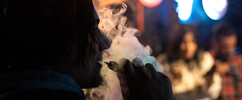 O cigarro comum deixa seus malefícios mais aparentes, enquanto o eletrônico está disfarçado de algo recreativo, prazeroso e inofensivo