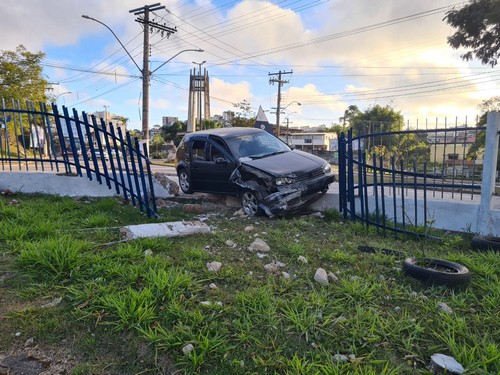 Carro bateu na grade do batalhão da PM