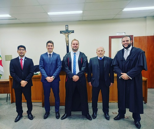 Da esquerda pra direita: Dr. Bruno promotor de justiça, Dr. Matheus Godoy advogado, Dr. Bruno Reis advogado, Dr. José Aluísio juiz e dr. Pedro Bianchetti advogado.