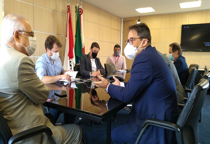  Glaycon Franco com representantes da Codemge em reunião sobre distrito industrial/Arquivo