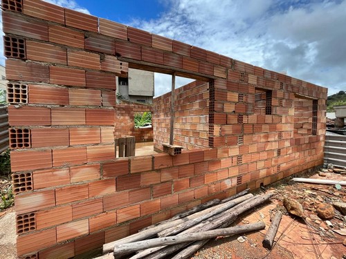 Nova casa está sendo construída para a família