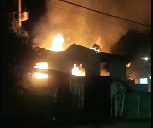 Casa foi completamente destruída pelo fogo/Arquivo