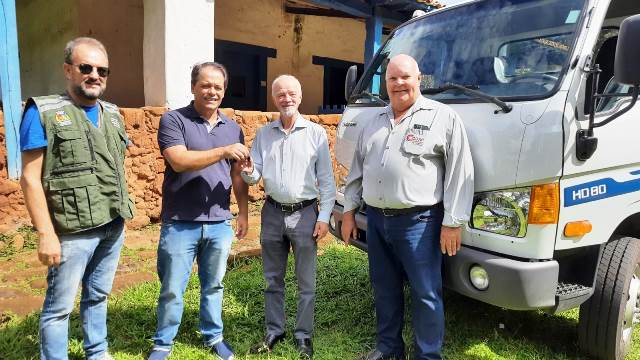 Caminhão para recolhimento dos animais foi entregue por Glaycon Franco ao Codap