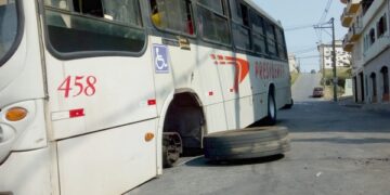 Roda solta com ônibus em movimento em Lafaiete
