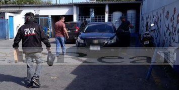 Suspeita internada expele droga que havia engolido para fugir de flagrante