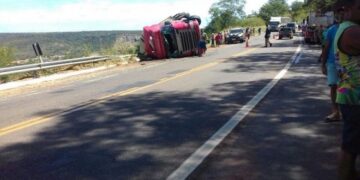 Mais de 50 pessoas são indiciadas por saquear carga de caminhão que tombou