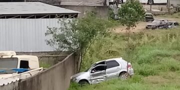 Carro é arremessado em barranco após acidente