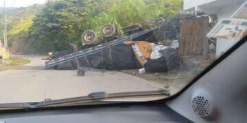 Caminhão tomba próximo a Carandaí