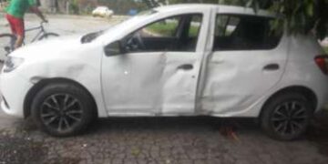 Veículo sai da pista, derruba árvores e para dentro de estacionamento de restaurante