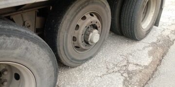 Roda se desprende de carreta e quase provoca acidente na BR 040