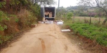 Bandidos sequestram motorista de caminhão e roubam carga