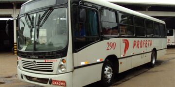 Funcionários de transporte coletivo fazem greve em Congonhas