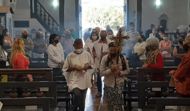 Crucifixo é entregue à comunidade e campanha é relançada para recuperar o restante do acervo