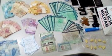 Mãe e filhos são presos por suspeita de tráfico de droga