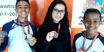 Prefeito recebe estudantes premiados em Olimpíada da Matemática