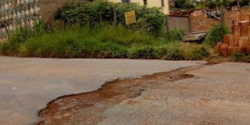 Copasa abre buracos e não fecha na rua Antônio Aureliano de Rezende