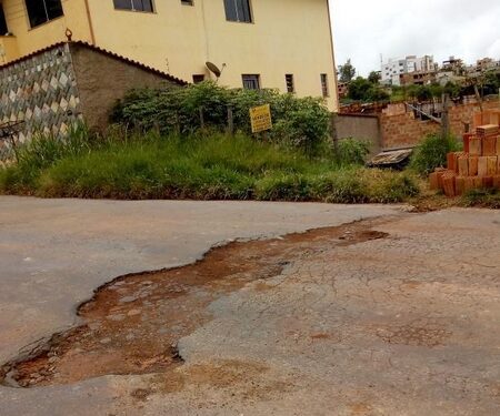 Copasa abre buracos e não fecha na rua Antônio Aureliano de Rezende