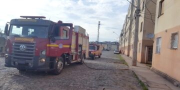 Bombeiros combatem incêndio com suspeita de origem criminosa em apartamento