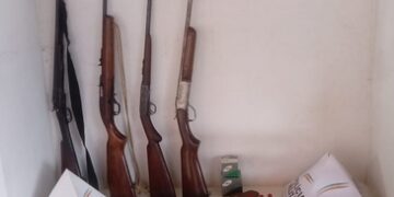 7 armas são apreendidas em casa de suspeito. Homem escondia droga na cueca