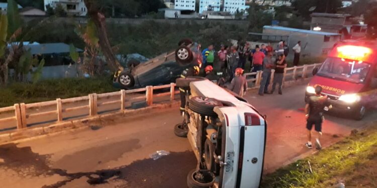 Dois veículos se envolvem em acidente próximo ao viaduto do bairro Areal