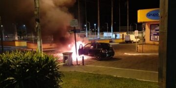 Carro pega fogo no centro de Carandaí
