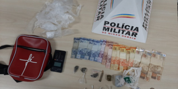 PM localiza drogas e dinheiro durante abordagem de veículo suspeito