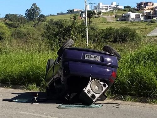 Carro capota e ocupantes fogem do local deixando o veículo na estrada