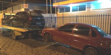 Bandidos invadem fazenda, roubam carros e moto e levam refém