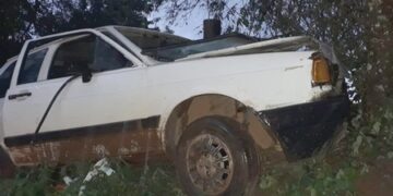 Dupla bate carro que furtou e é presa