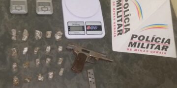 PM encontra arma e droga enterradas em lote vago
