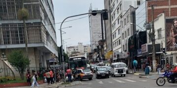 Motorista de ônibus e populares cercam suspeitos de assalto e trio é detido