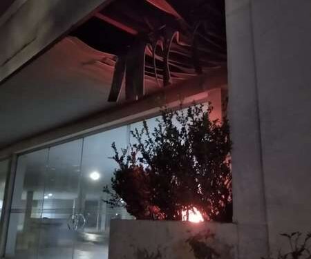 Incêndio em lixeira atinge loja de veículos