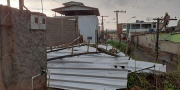 Temporal provoca destelhamento de casa