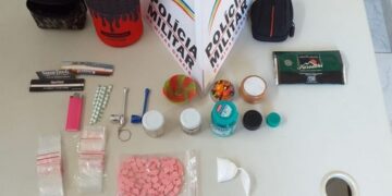 PM encontra ecstasy em casa de suspeito de tráfico