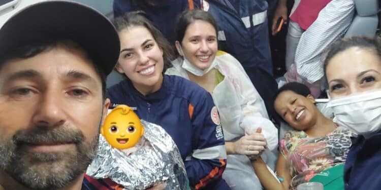 Equipe do SAMU faz parto dentro de ambulância na estrada e debaixo de chuva