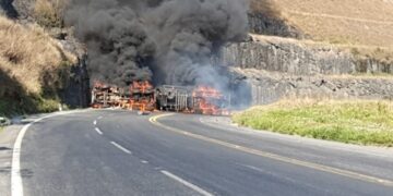 Carreta pega fogo e motorista morre em acidente