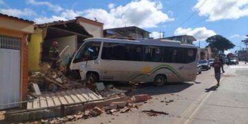 Homem que tentou destruir casa com micro-ônibus pode estar envolvido em mais ações criminosas