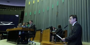 CNDL e CDL Jovem participam de sessão no Congresso Nacional pelo dia livre de impostos