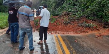 Deslizamento de terra fecha parcialmente a BR 383 em Entre Rios de Minas