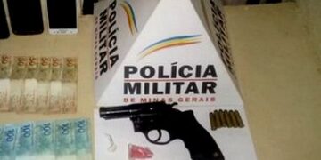 Homem foge de abordagem, aponta arma para policiais e acaba preso