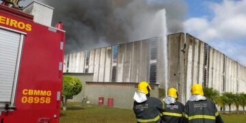 Bombeiros seguem em vigília em fábrica da Marluvas que incendiou