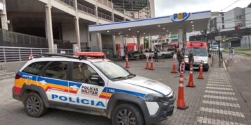 Ladrão tenta roubar carro em posto de combustível, é imobilizado por populares e preso