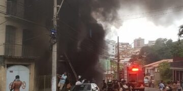 Criança morre em incêndio. 12 pessoas ficaram feridas e 11 carros destruídos