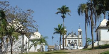 Menores são flagradas rabiscando capela do Santuário do Bom Jesus em Congonhas