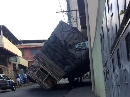 De novo! Caminhão de carvão tomba e fecha o trânsito na Padre Lobo