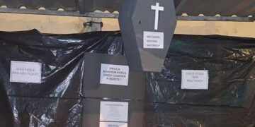 Cruzes e réplicas de caixões são usadas para alertar risco da pandemia