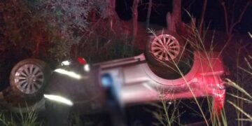 Mulher com sintomas de embriaguez capota carro que estava com documentação irregular