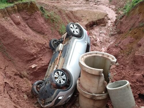 Carro cai em rua inacabada e motorista não é encontrado