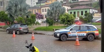 Operação da PM prende 19 pessoas, apreende e 5 carros e recupera 2 veículos furtados