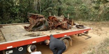 Carcaça de veículo é encontrada dentro de rio